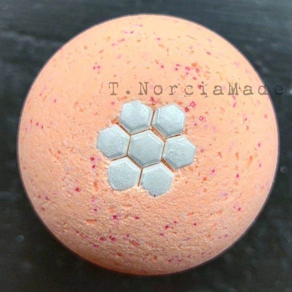 Peach Bellini Bath Bomb - Picture 2 of 4